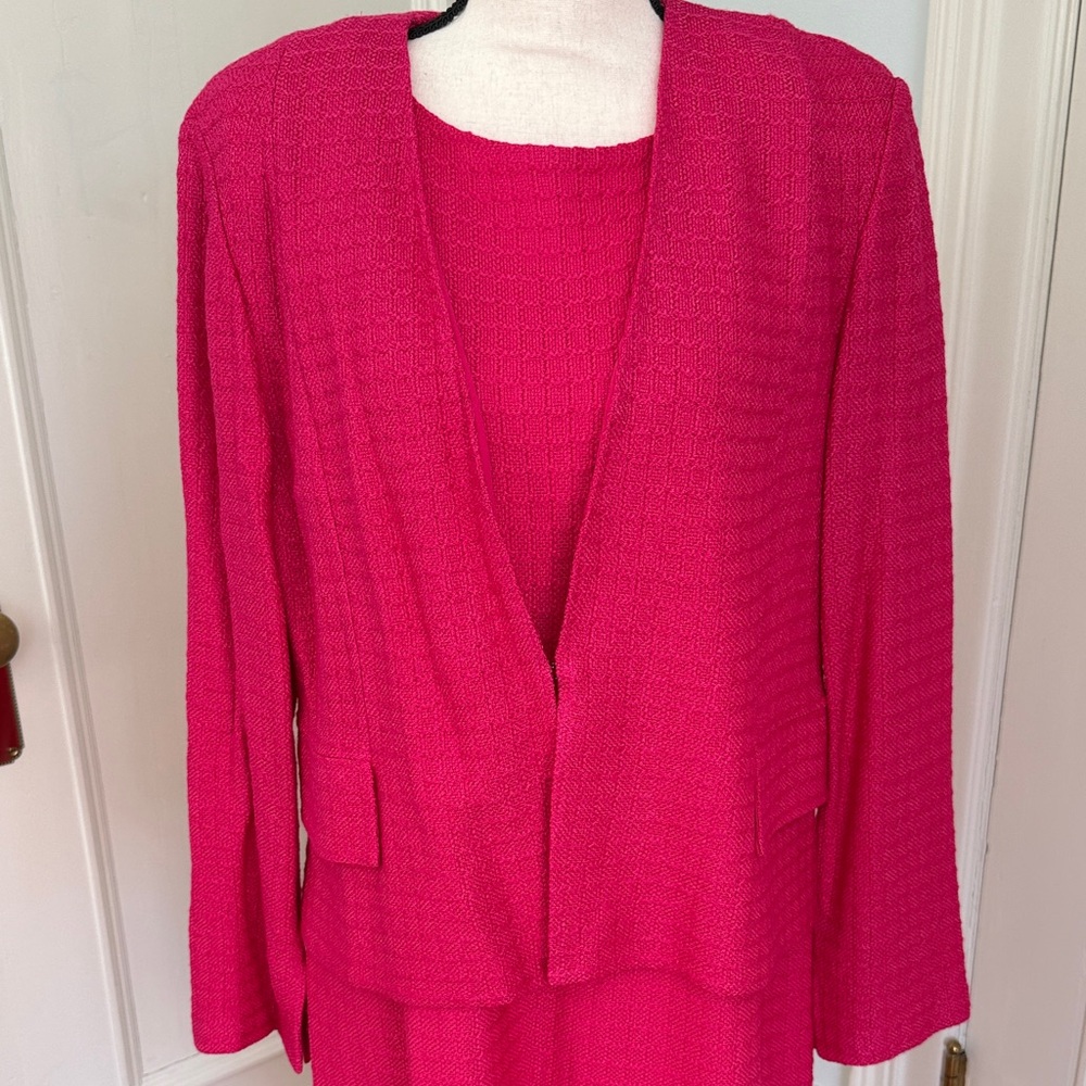 St John’s two piece Pink Women's jacket and sleeveless dress. - Picture 2 of 5